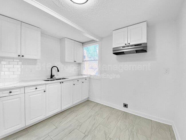 Photo - 4802 Locust Ave