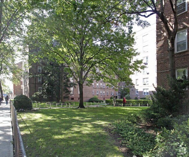 Photo - Gardens at 75th Street