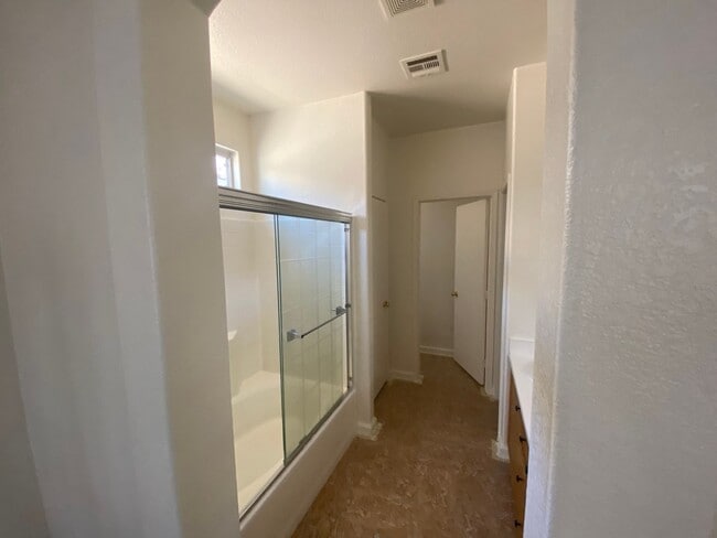 Photo - Single Story