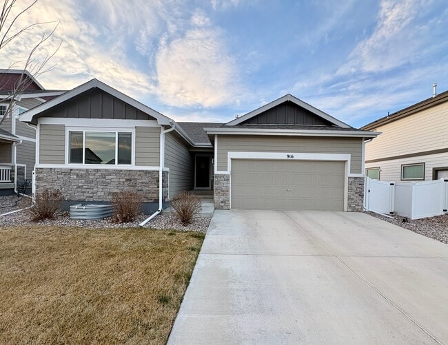 Building Photo - 916 Greenbrook Dr