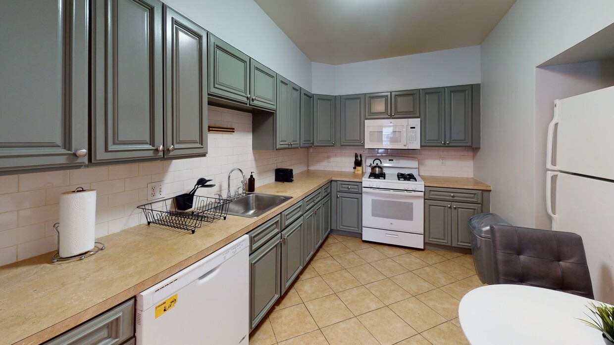 Photo - Private bedroom in 6 bed/2 bath Home