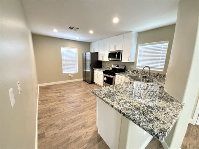 Photo - 864 Blue Rosalie Pl