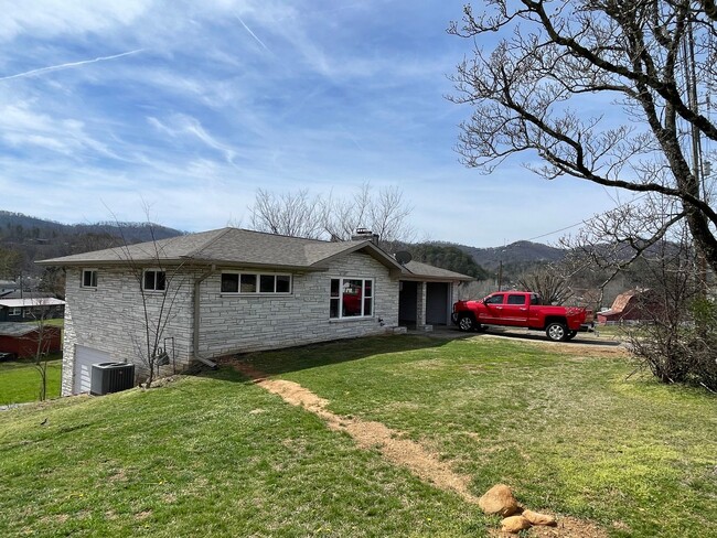 Building Photo - Walk to PF!! 2 units available!! Rental