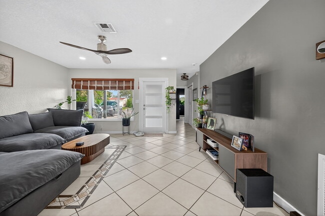 Photo - 6640 Douglas St