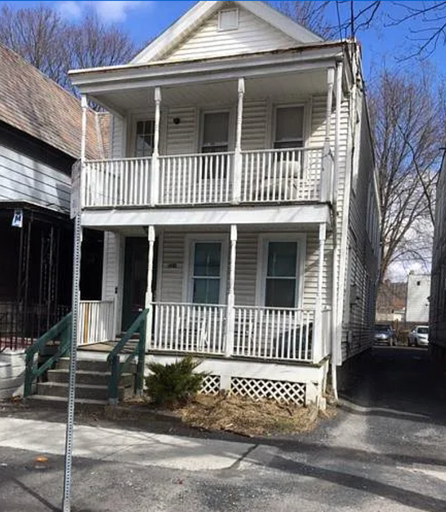 Building Photo - Affordable 3 bedroom, 1 bathroom, 1st floor Rental