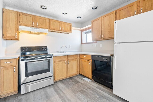 Photo - 724 W 1st St