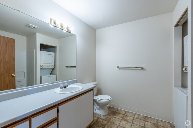 2BR, 1BA - 844SF - Bathroom - Cloverdale Apartments