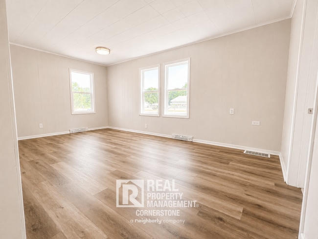 Photo - 3 Bedroom Home with Huge Yard & Great Natural Light