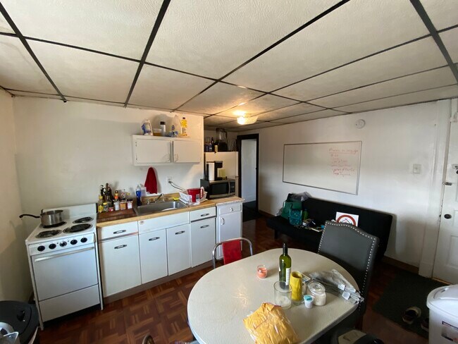 kitchen - 16 Melba Pl Unidad #3