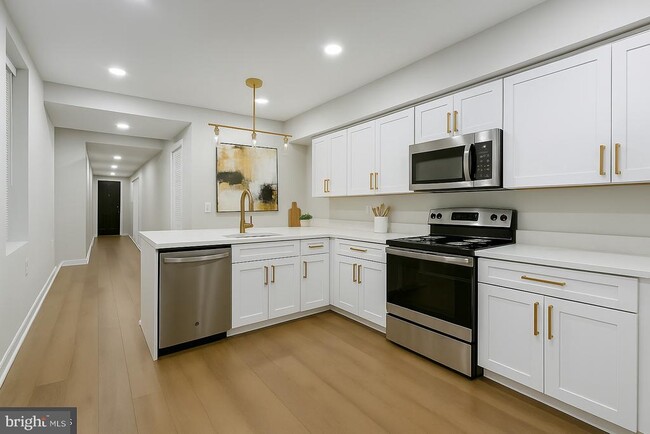 Photo - 1110 W Lombard St