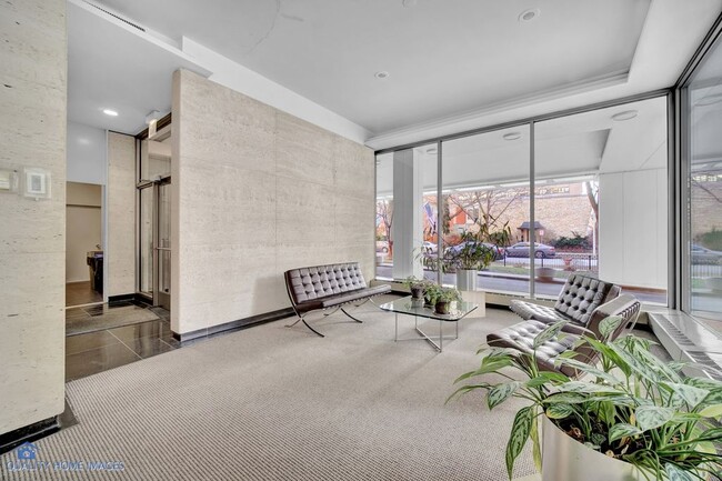 Lobby - 360 W Wellington Ave Unit 8D