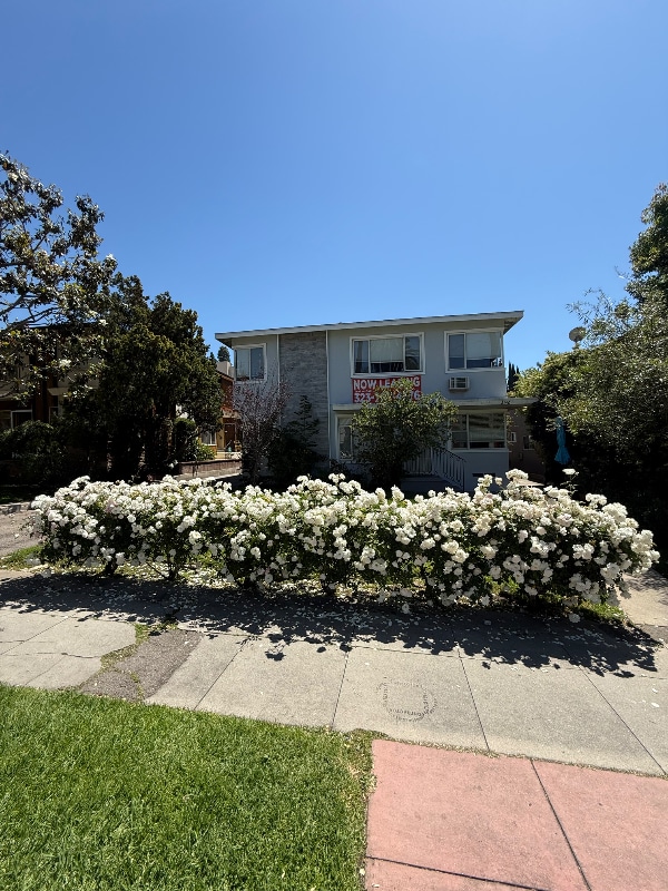 Building Photo - 2140 Beachwood Dr Rental