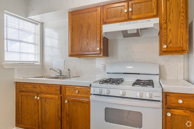2BR, 1BA - 654SF - Kitchen