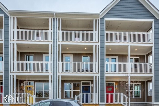 Building Photo - 2322 E 18th St Pl