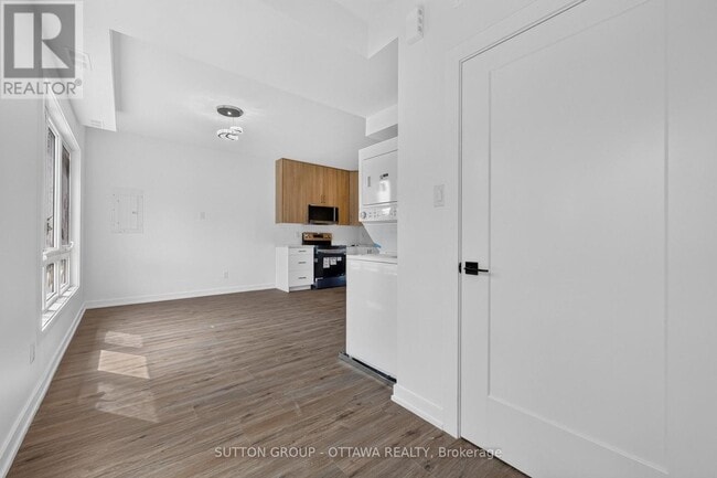 Photo - 944 Woodroffe Ave