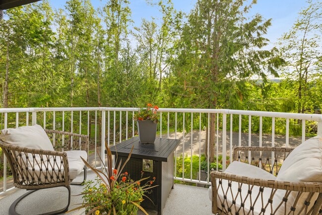 Your private tree house - 280 NW Holly St Unit #6