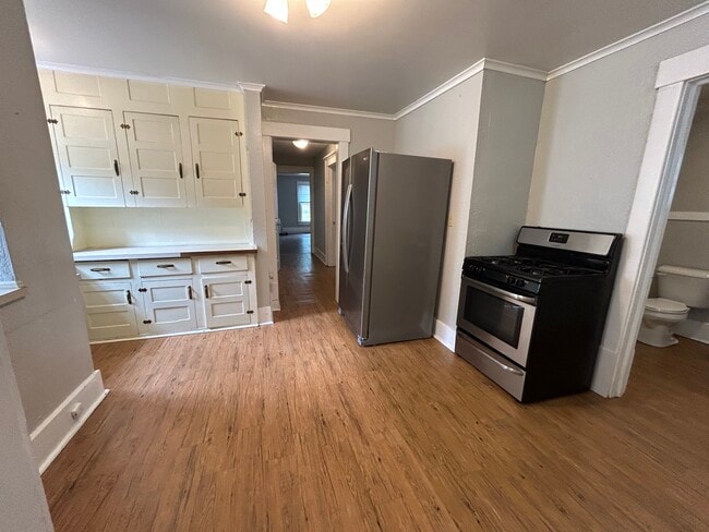 Building Photo - 2445 2nd St Unit Lower Rental