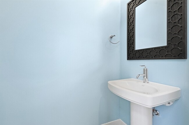 Photo - 1719 Welch St