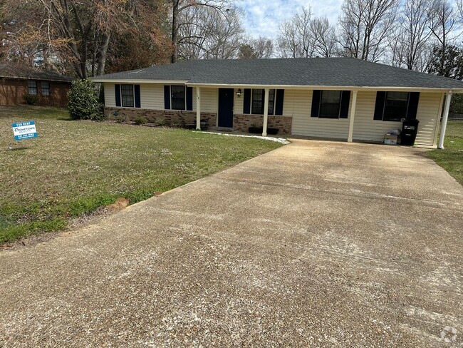 Building Photo - 4 bed 2.5 bath with fenced yard... Pets we... Rental