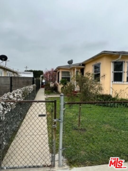 Photo - 1018 W 109th St Apartment