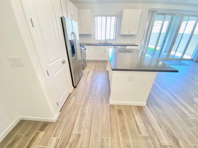 Photo - STUNNING LIKE NEW SINGLE-FAMILY HOME 3 BEDROOM / 2.5 BATHROOMS, WITH 2 CAR GARAGE!!