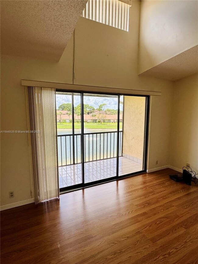 Photo - 806 Sky Pine Way Unidad H3