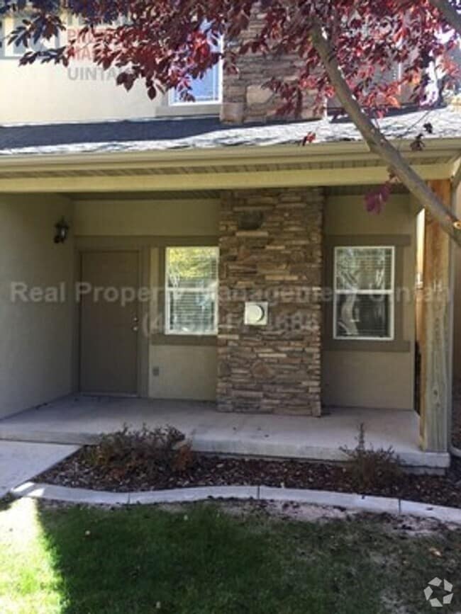 Building Photo - 3 Bed 2.5 Bath Townhome in Split Mountain.