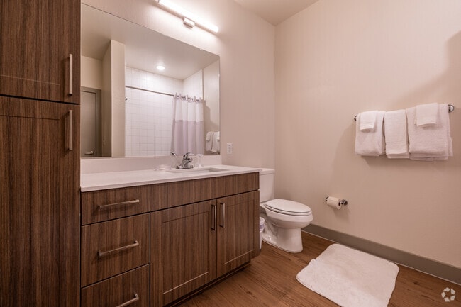 2BR, 2BA - 995SF - Bathroom