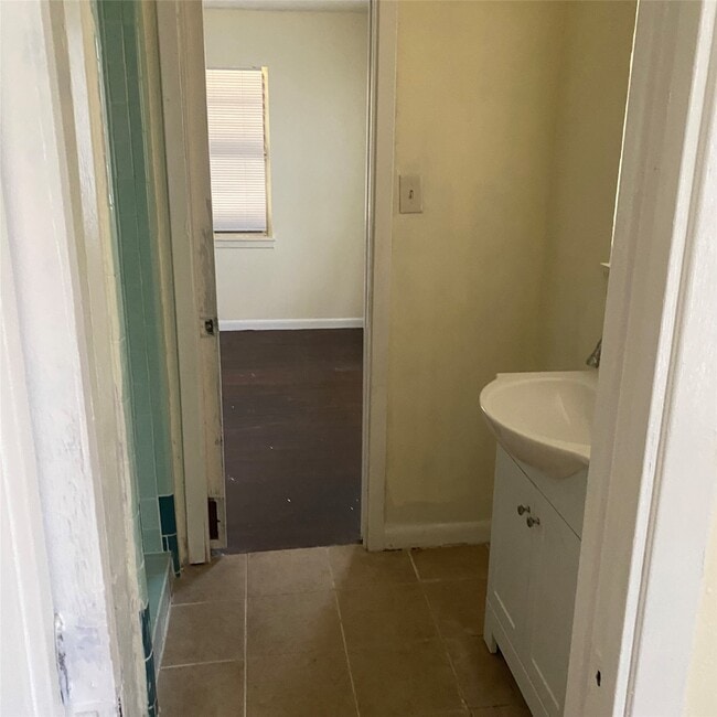 Photo - 2212 63rd St