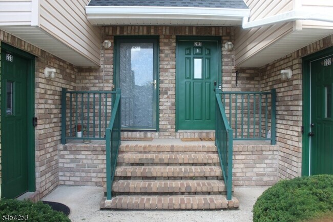 202 Rip Van Dam Ct Unit 202