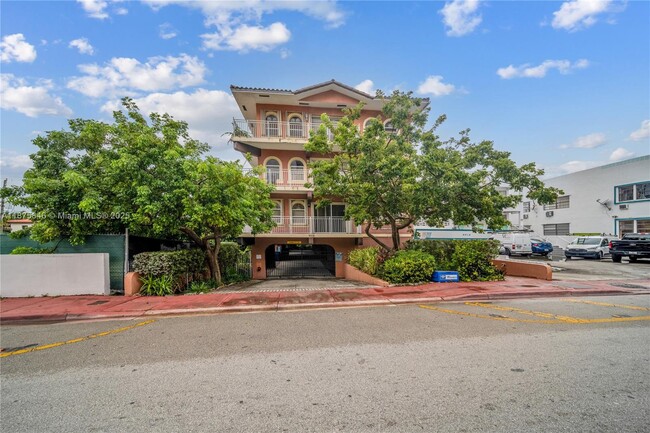 Photo - 9008 Collins Ave Unidad 402 Rental