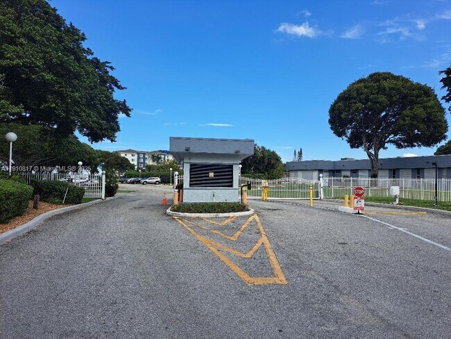 Building Photo - 500 Executive Center Dr Unit 3N