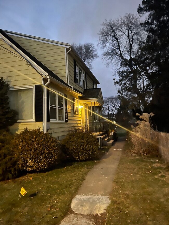 Side of the house - 1071 Van Velsen St Unidad 3 downstairs