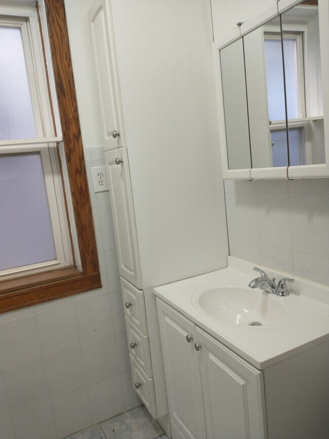 Bathroom - 3228 W Pierce Ave Unit 3