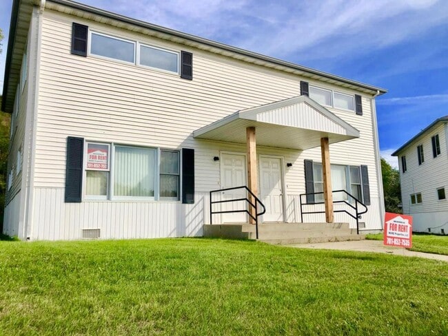 Building Photo - 1324 3rd St NE