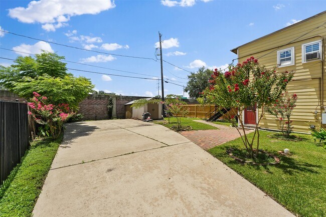 Photo - 1637 Castle Ct