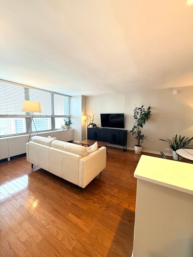 Photo - 655 W Irving Park Rd Unidad 2108