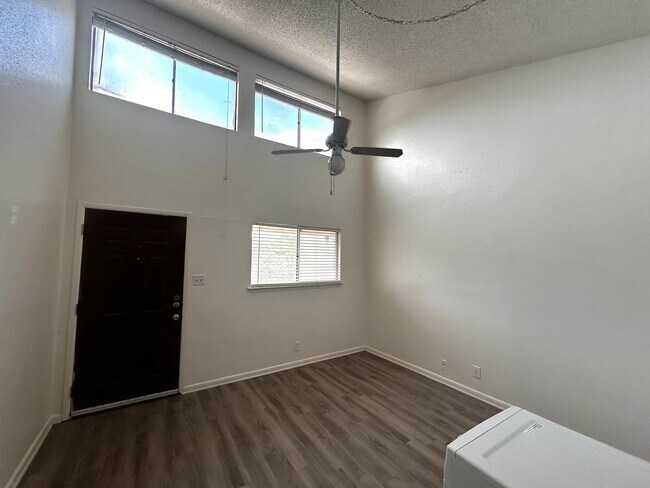 Photo - 1010 W 23rd St Unit 13