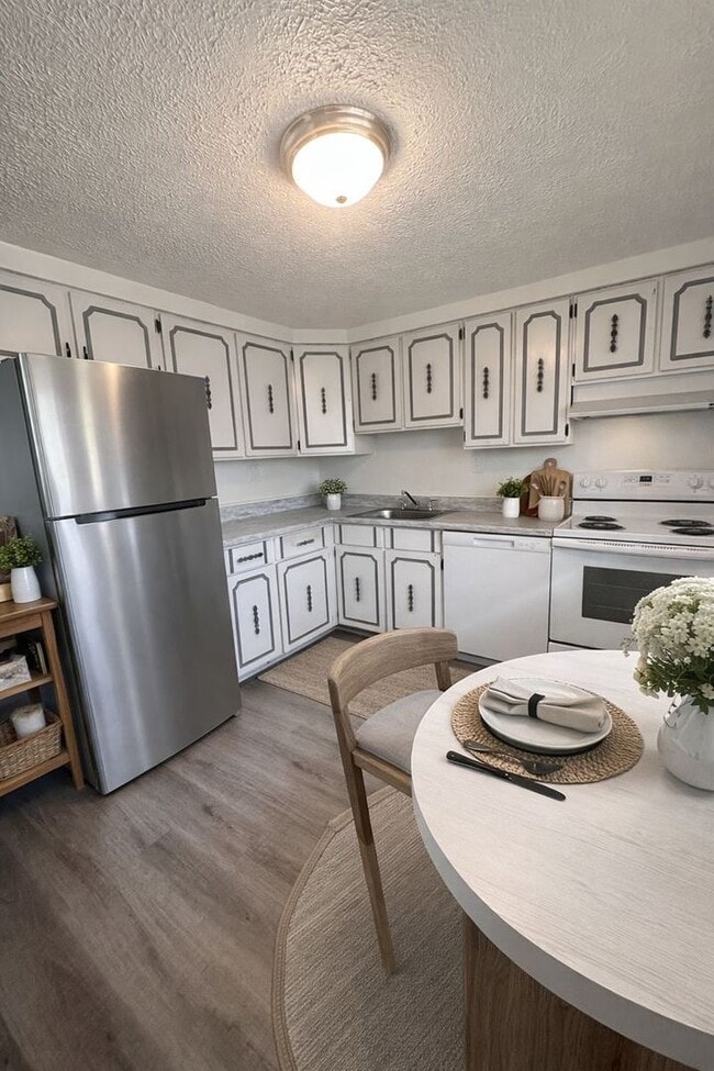 Building Photo - Available this July! 2 Bedroom Apartment in Jefferson Trace. Call us to schedule a tour! Unit Jefferson Trace 3-16