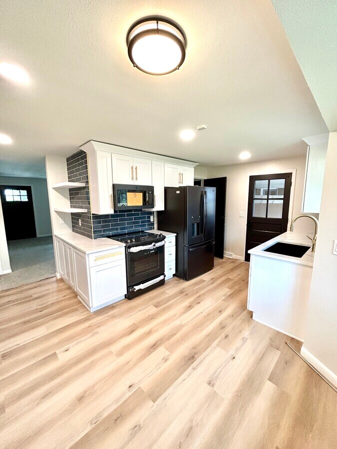 Photo - 6935 Webster St