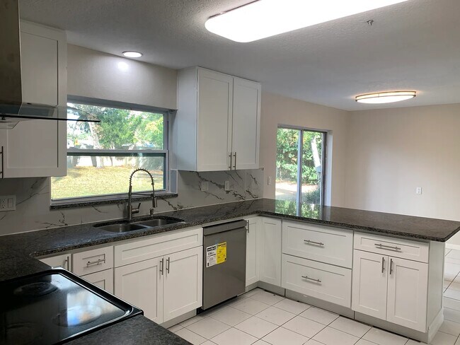 Photo - 305 W Sweetwater Creek Dr