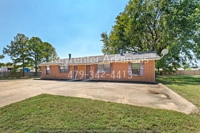 Building Photo - Cozy 2 Bedroom Duplex with Fireplace & Spacious Backyard!