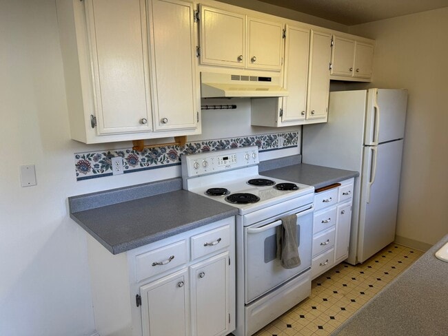 Photo - $500 off 1st Rent - Spacious 3 bedroom, 1.5 bathroom Townhouse, Lush Greenspace