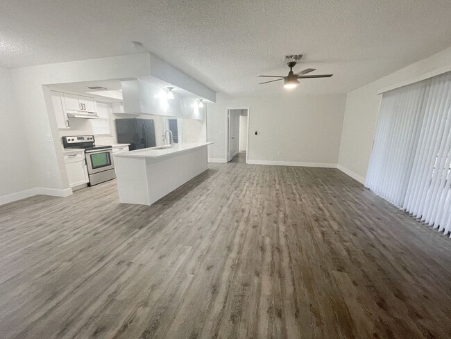 Building Photo - Beautifully updated 2/2, Available Now!