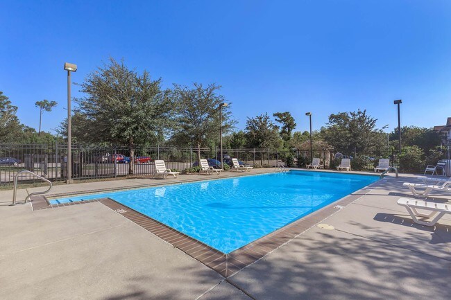 SHIMMERING SWIMMING POOL - Sheffield Park