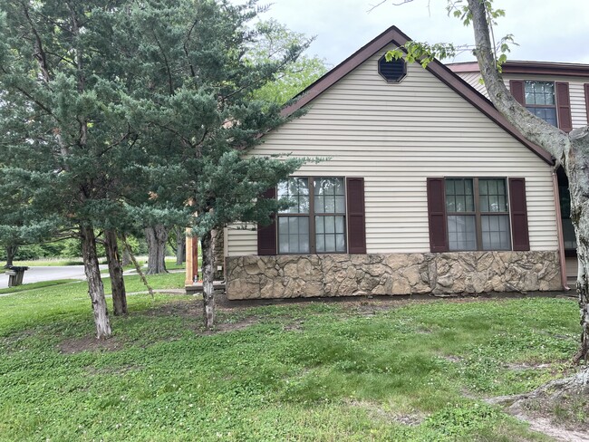 2 BR, 1 BA Townhouse - 2738 Dartmouth Dr