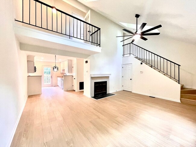 Building Photo - Beautifully updated, multi-level condo in ...