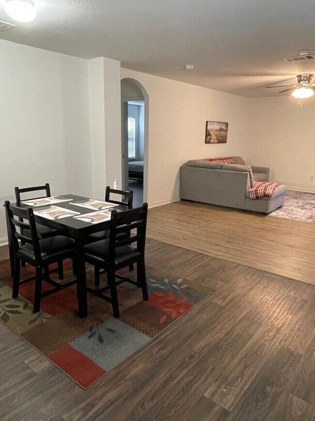 1525 Breanna Ln