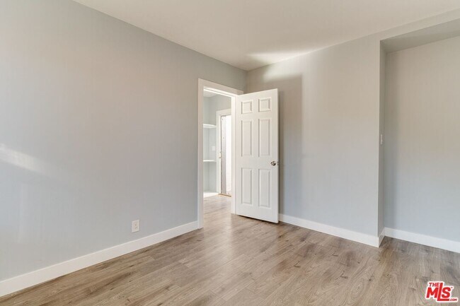 Photo - 11472 Ventura Blvd Unidad E