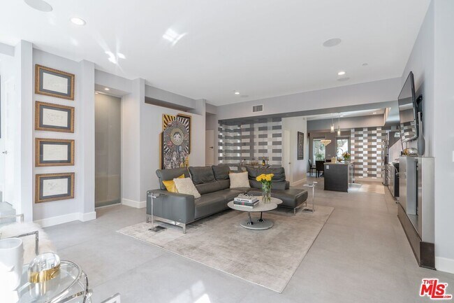 Photo - 1250 N Harper Ave Unidad 302